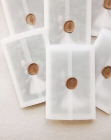 کاغذ مومی کاربردهای فراوانی دارد که می توان در بسته بندی اولیه محصول از ان استفاد کرد. wax paper